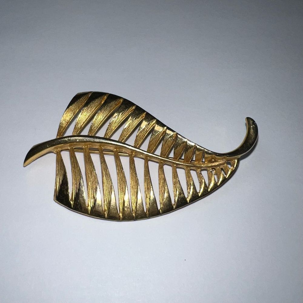 Vintage 1960s FILIGREE LEAF BROOCH Gold Tone‎
